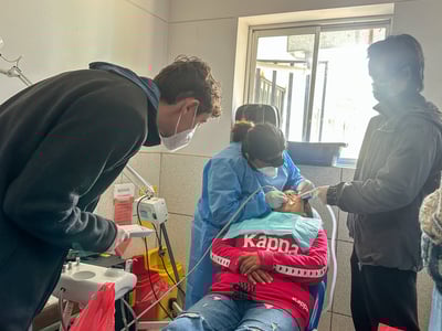 Volunteer Hours for Dental School: 5 Ways Volunteering Can Help Your Application